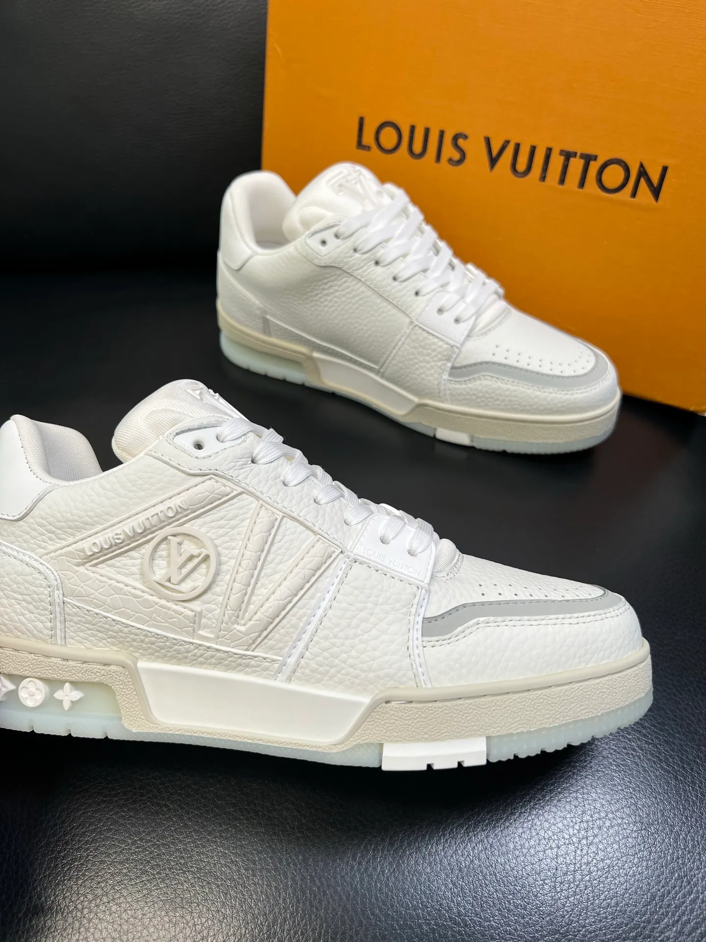 Men's shoes 💰900 Lv top purchasing agent Louis Vuitton, sports sneakers counter synchronization, uppers imported from Italy, high-quality splicing colorful complex crafts, imported mesh pads are soft and comfortable, soles: original soles specially provided by the original factory, T men's shoes 💰U exclusive movable molded soles super comfortable, original factory and single goods, high quality, welcome to compare, code number 39-44 (customized 38 45)